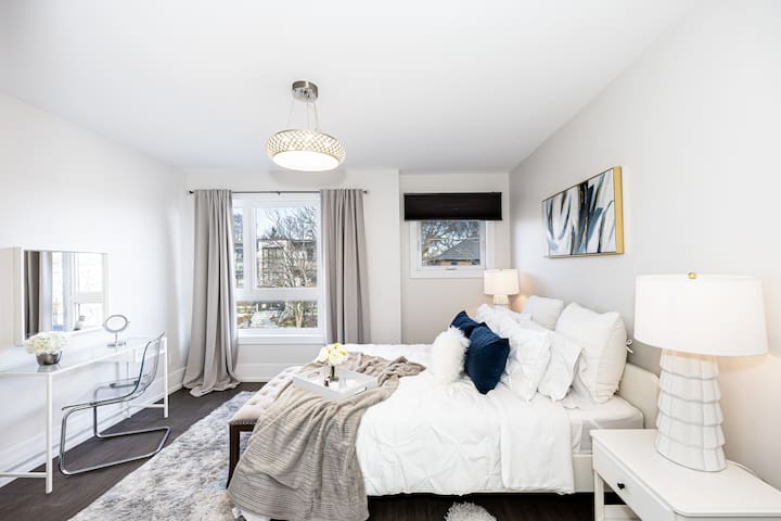 New & Luxe 3BR Home in Central Toronto