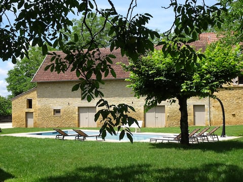 Estate with heated swimming pool in Milhac