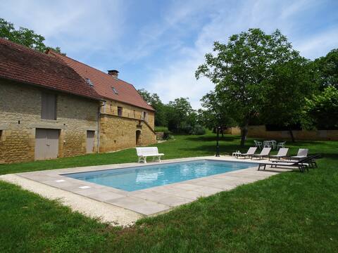 Estate with heated swimming pool in Milhac