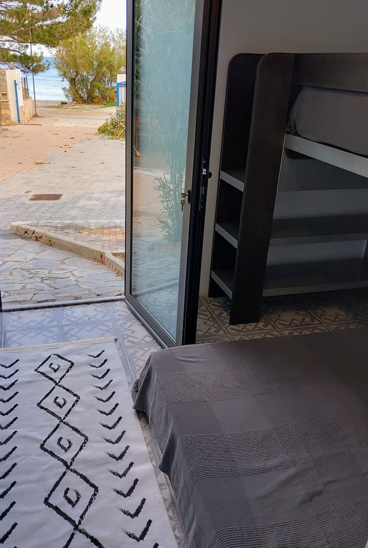 Una casa de huéspedes con jardín que ofrece una entrada independiente y un baño privado.