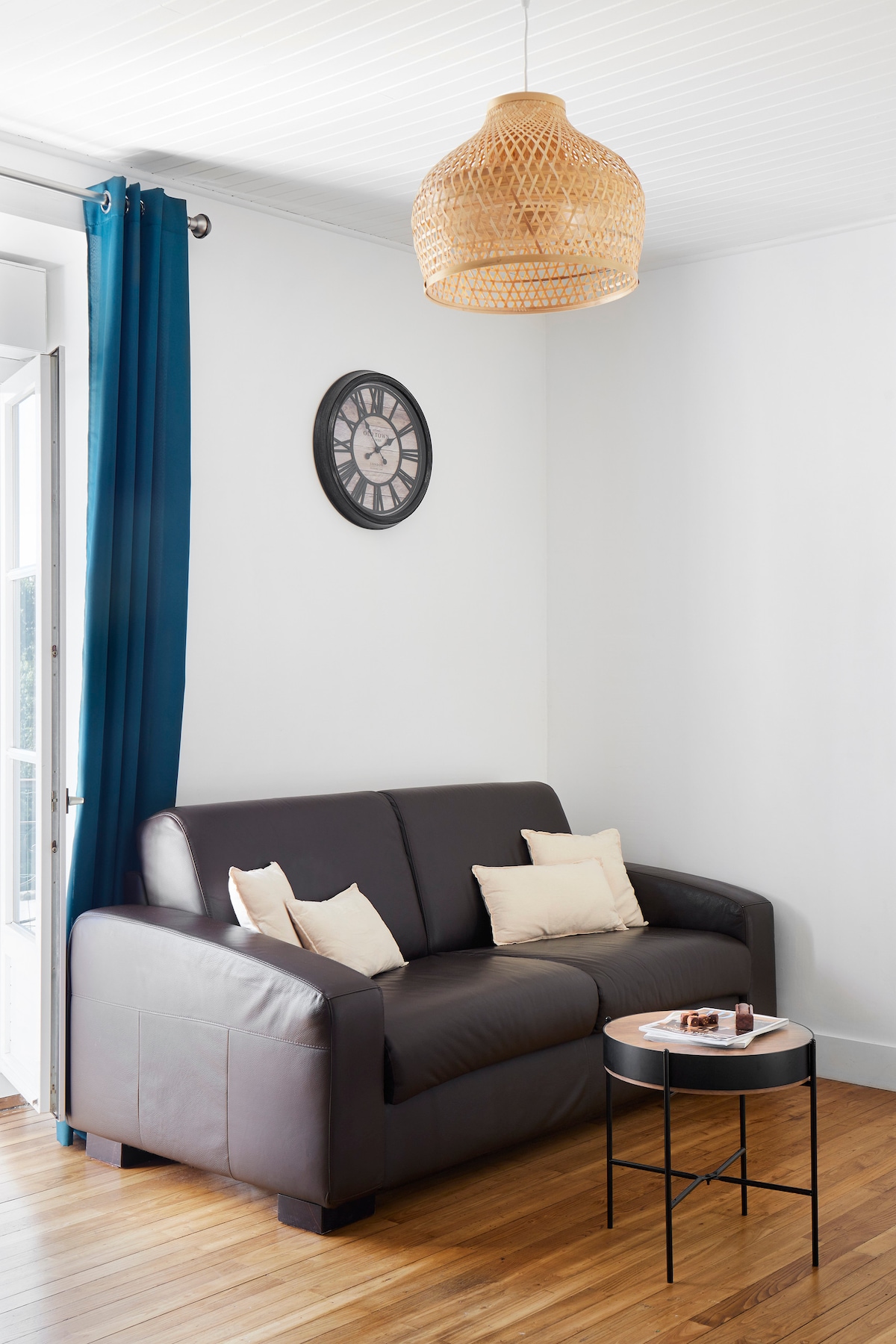 Kauč na kojem se nalazi i krevet s vrlo jednostavnim otvaranjem modela rapido