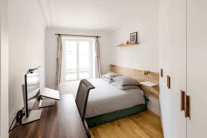 غرفة نوم مع مكتب قائم