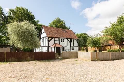 Quaint 16th Century Cottage near Wokingham Centre