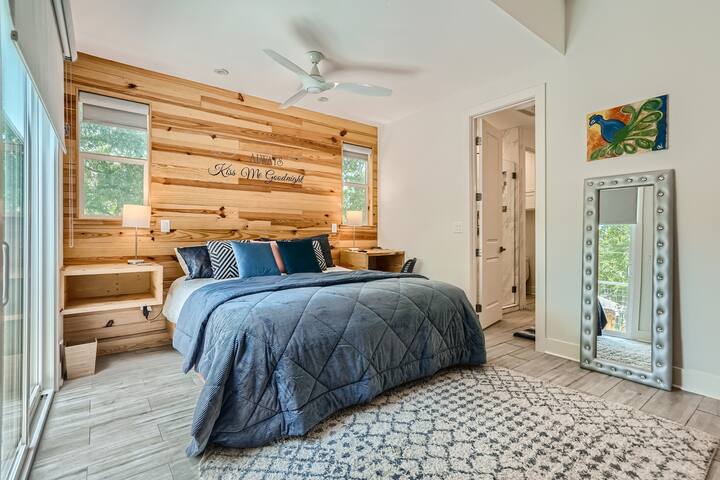 Central Austin Pet Friendly Compound w/Lap Pool gallery image 2