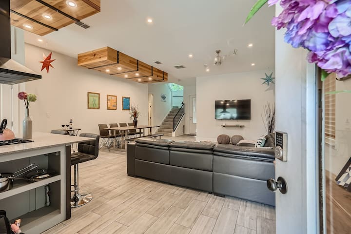 Centrally Located Pet Friendly Home I Lap Pool/Spa