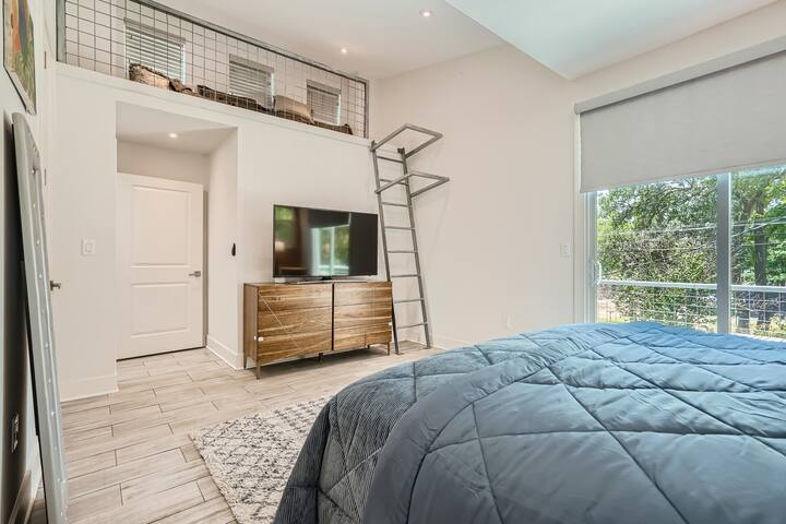 Central Austin Pet Friendly Compound w/Lap Pool gallery image 3