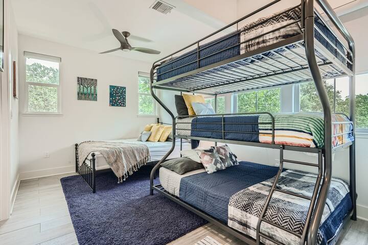 Central Austin Pet Friendly Compound w/Lap Pool gallery image 4