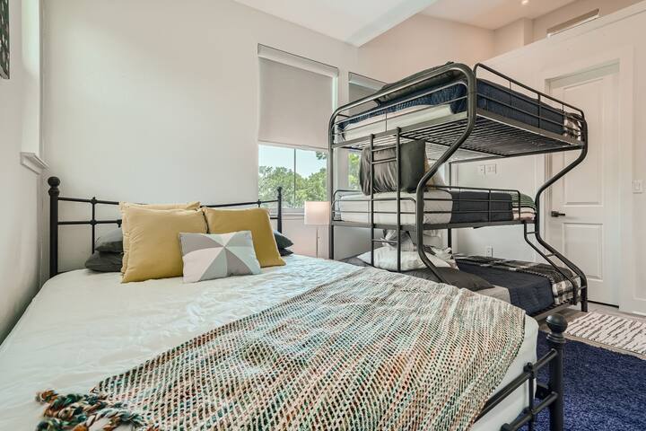 Central Austin Pet Friendly Compound w/Lap Pool gallery image 5