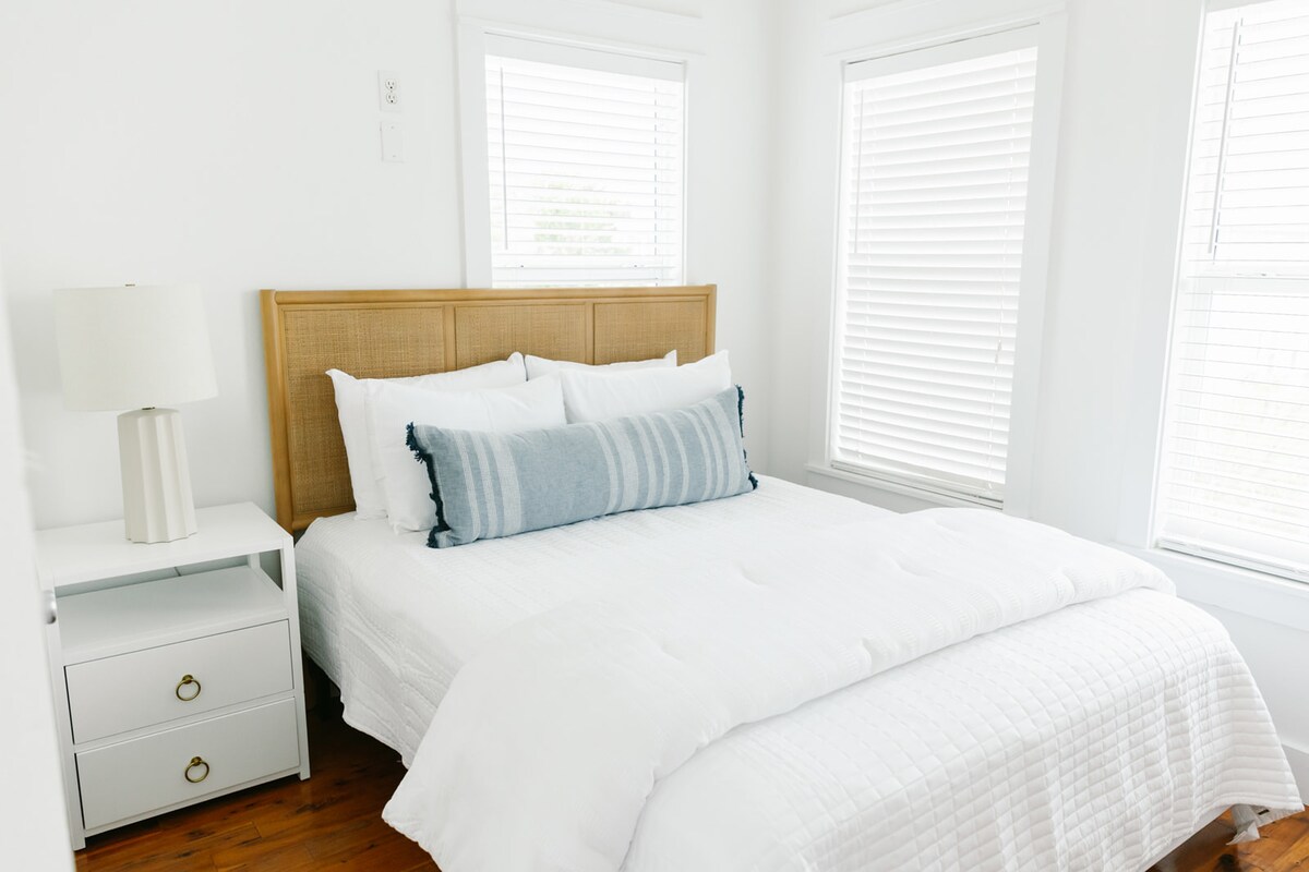 Спална соба на 3-ти кат со брачен кревет ( широк 180-220 см) и брачен кревет (широк 180-220 см) и брачен кревет (широк 180-220 см