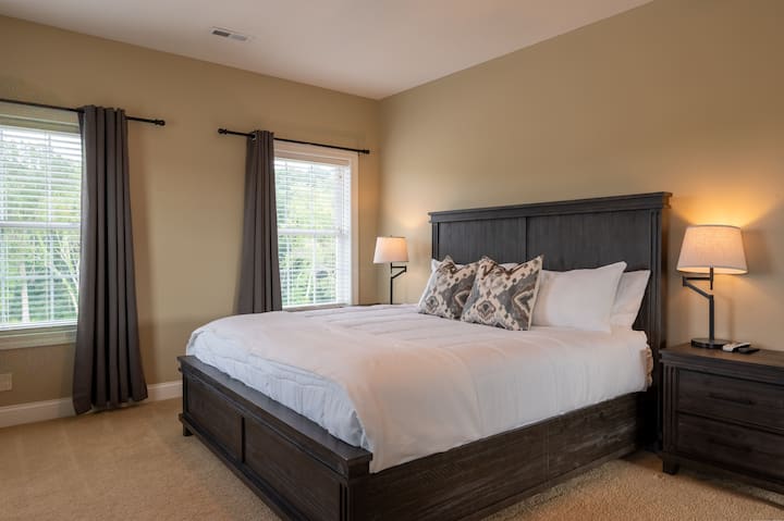 Chambre King Size avec salle de bain privée complète (baignoire/douche combinée avec enceinte en verre), dressing, commodes, télévision