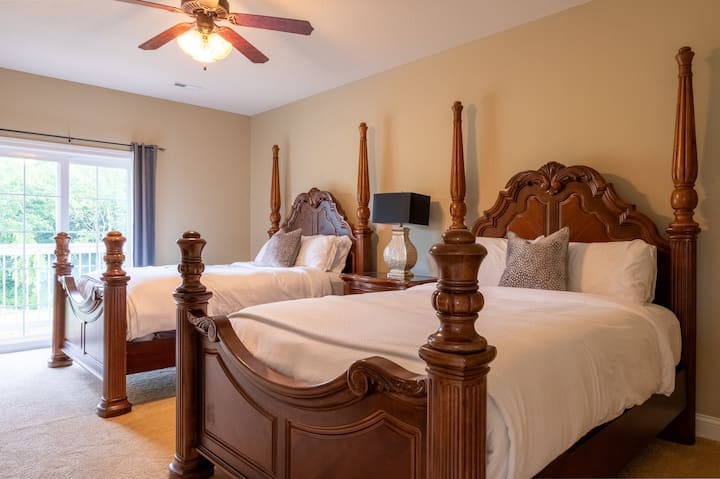 2 lits Queen Size avec salle de bain complète privée, balcon, penderie, penderie, télévision