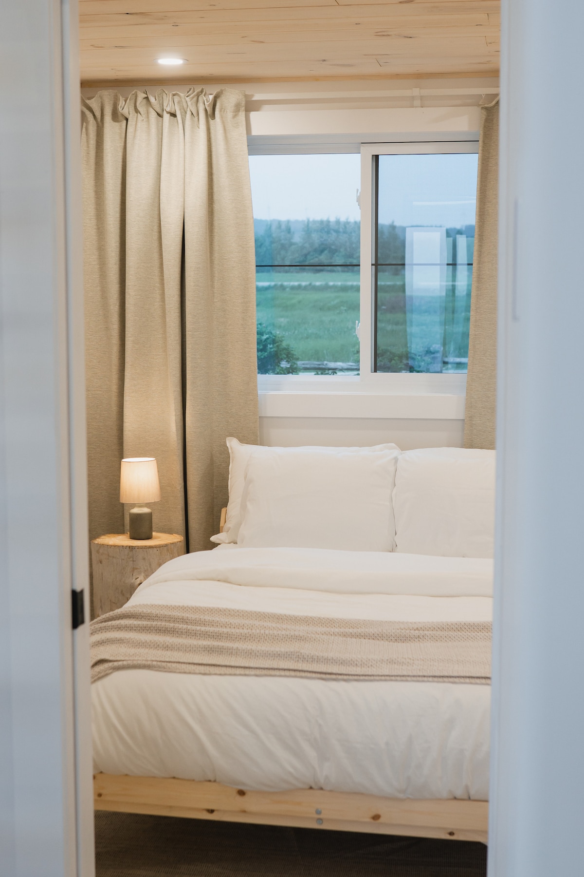 Zeer gezellige kamer met 2 persoons bed met uitzicht op de bergen.