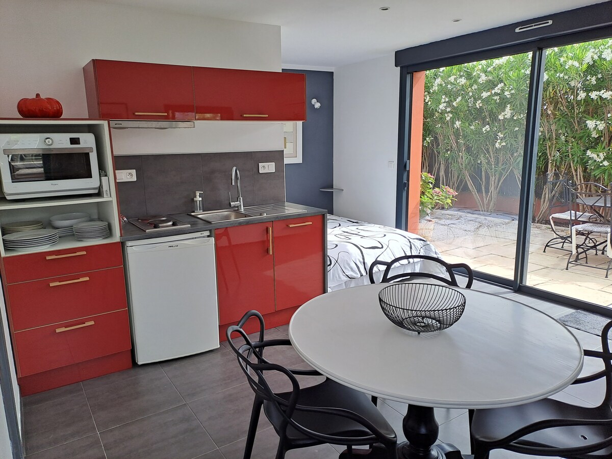 Leistungsstarkes Airbnb: independent studio with garden in Cogolin