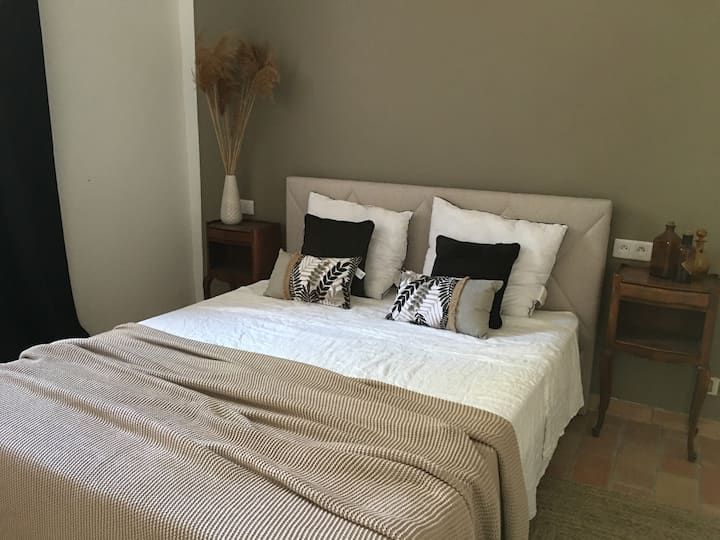 Dormitorio con cama de 160 cm