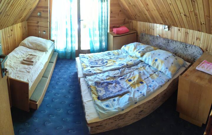 Chumba cha bluu katika roshani chenye uwezekano wa kulala kwa hadi watu 4.