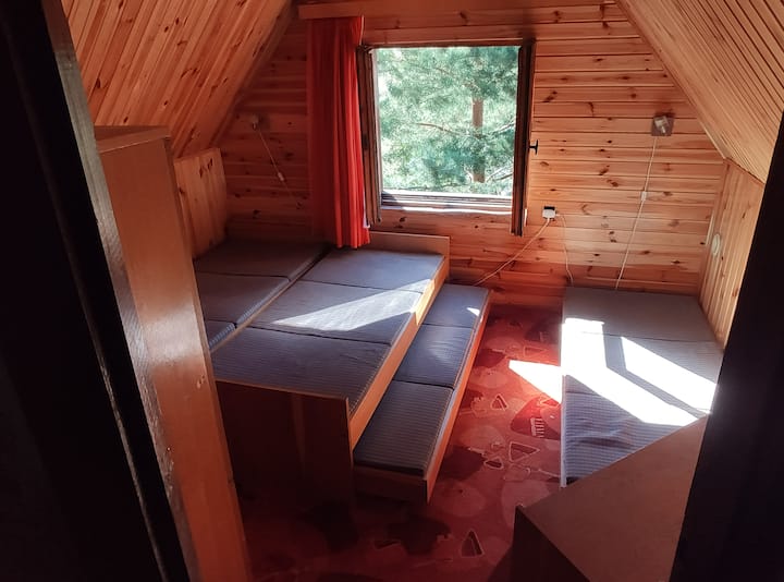 Chumba chekundu kwenye dari kwa hadi watu 4.