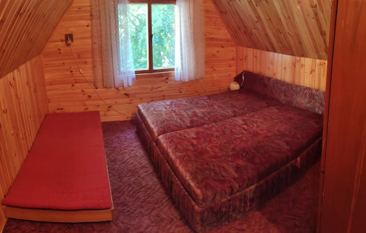 Chumba cha zambarau kwenye dari kwa hadi watu 3.