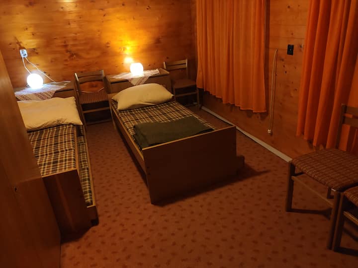 Chumba cha rangi ya chungwa kwenye ghorofa ya juu kwa watu 2, wasiozidi 4.