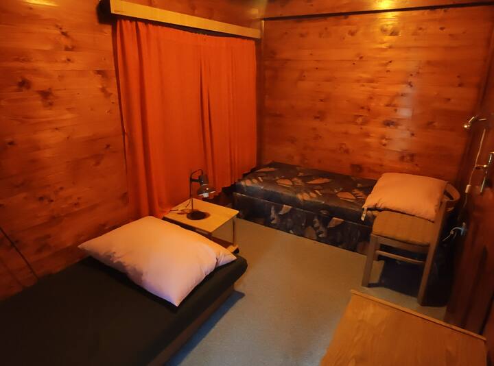 Chumba kidogo cha ghorofa chenye chaguo la kulala kwa watu 2. Chumba kina roshani ndogo.