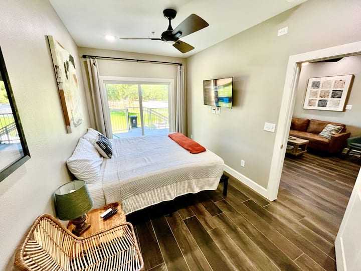 主卧配备加大双人床记忆泡沫床垫和带频谱流的43英寸Roku电视。