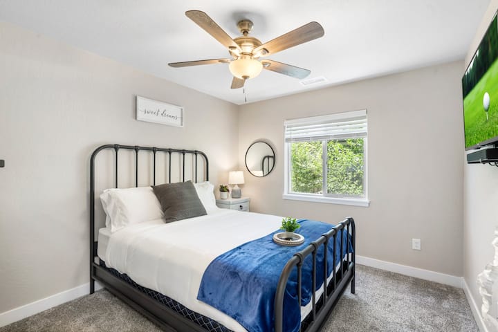 Bedroom #3 - Queen size memory foam mattress & Smart TV