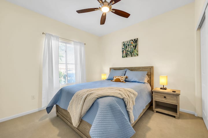 El dormitorio de invitados tiene una cómoda cama tamaño queen con hermosas sábanas. Armario grande con un montón de espacio para colgar ropa. 