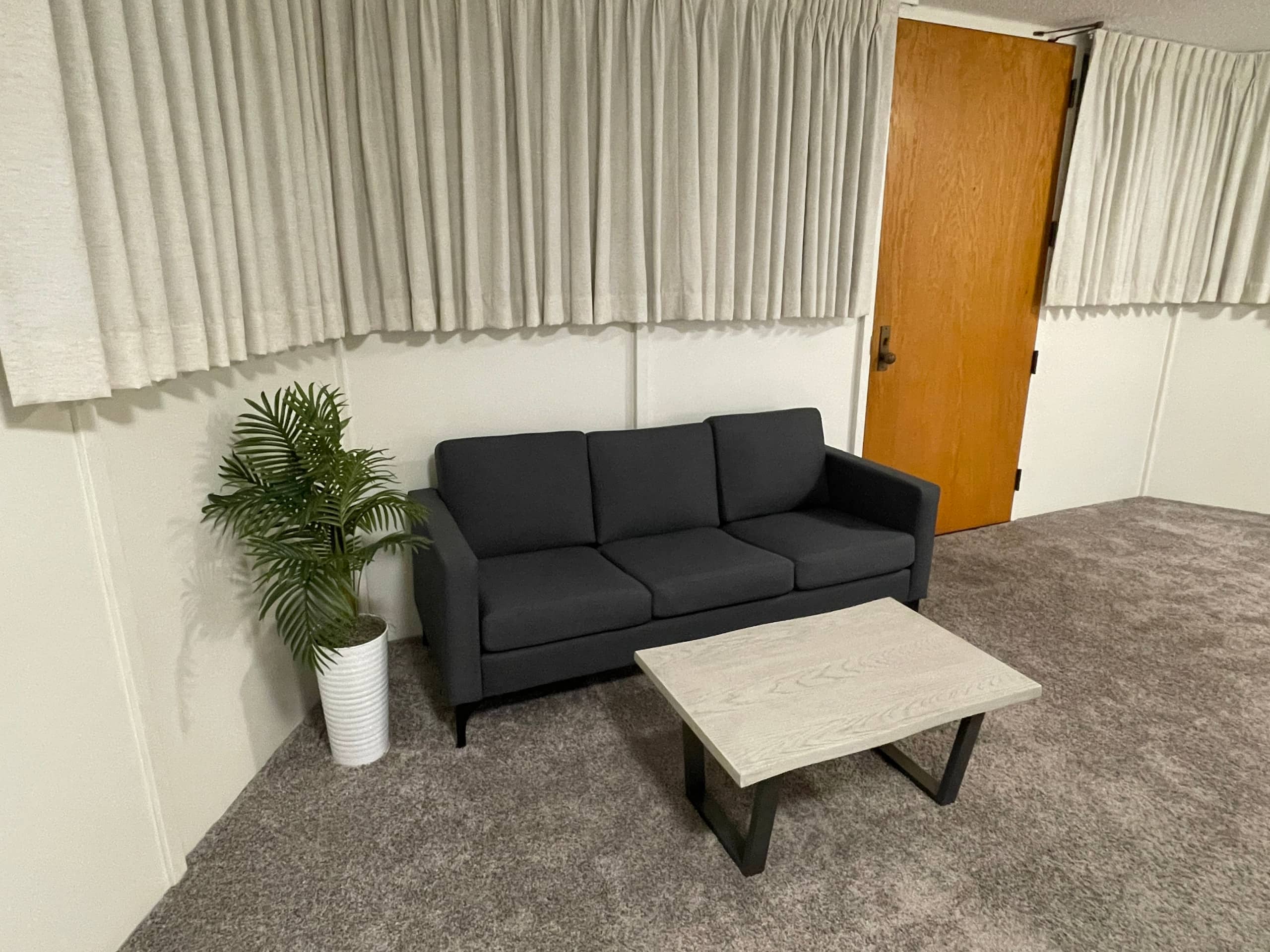 Free Parking! Convenient Studio in Downtown - Image 2