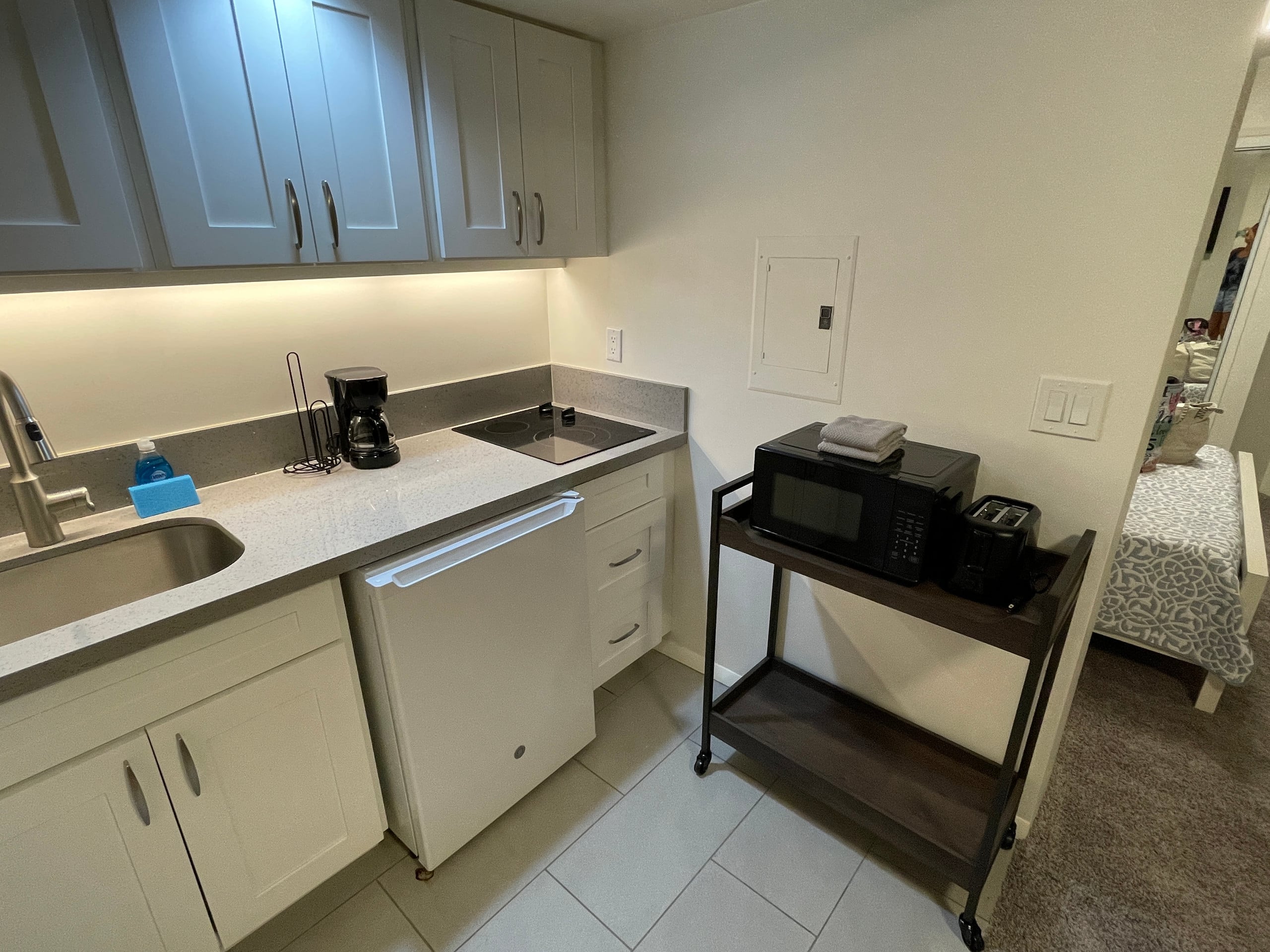 Free Parking! Convenient Studio in Downtown - Image 4