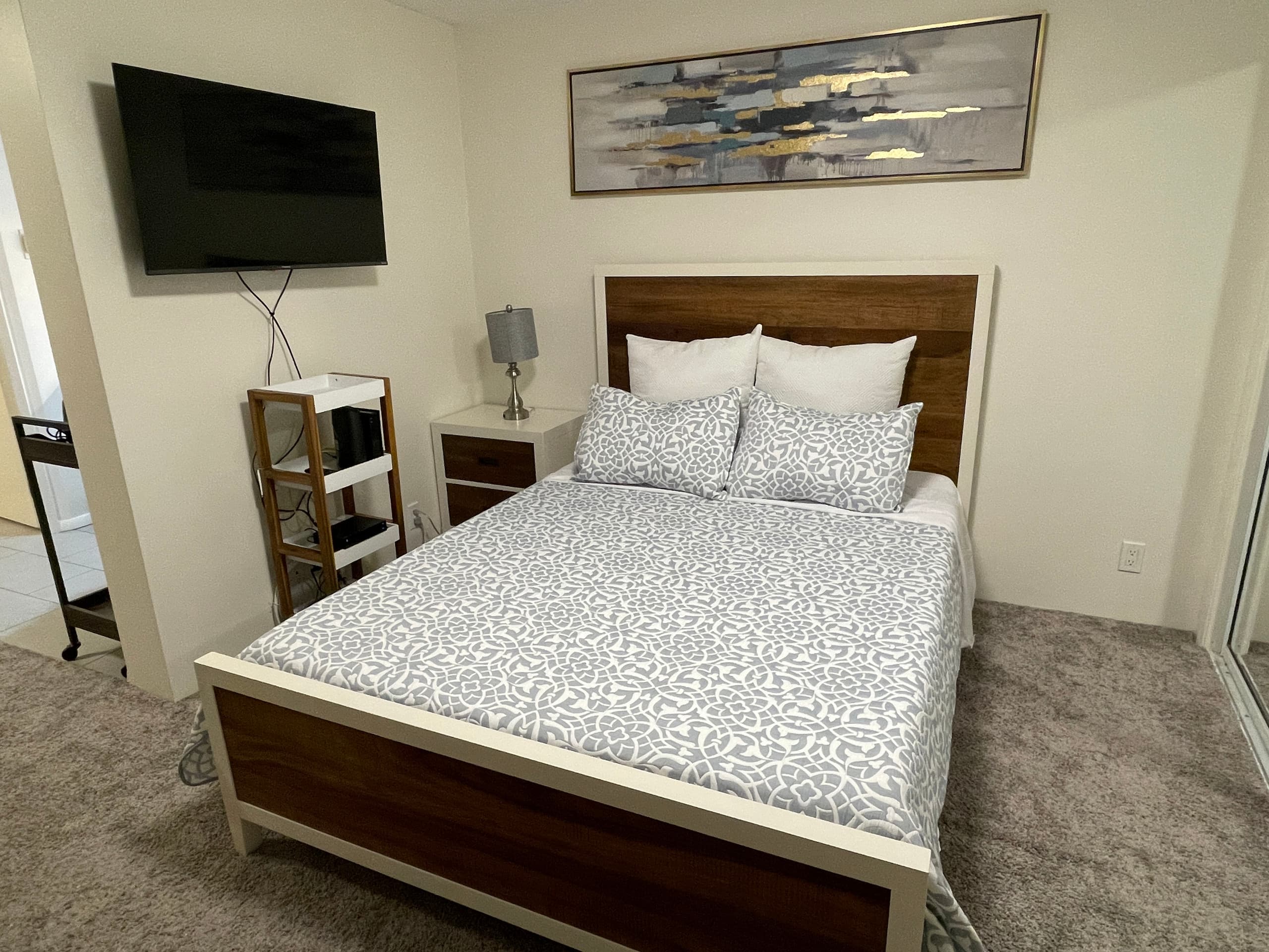Free Parking! Convenient Studio in Downtown - Image 10