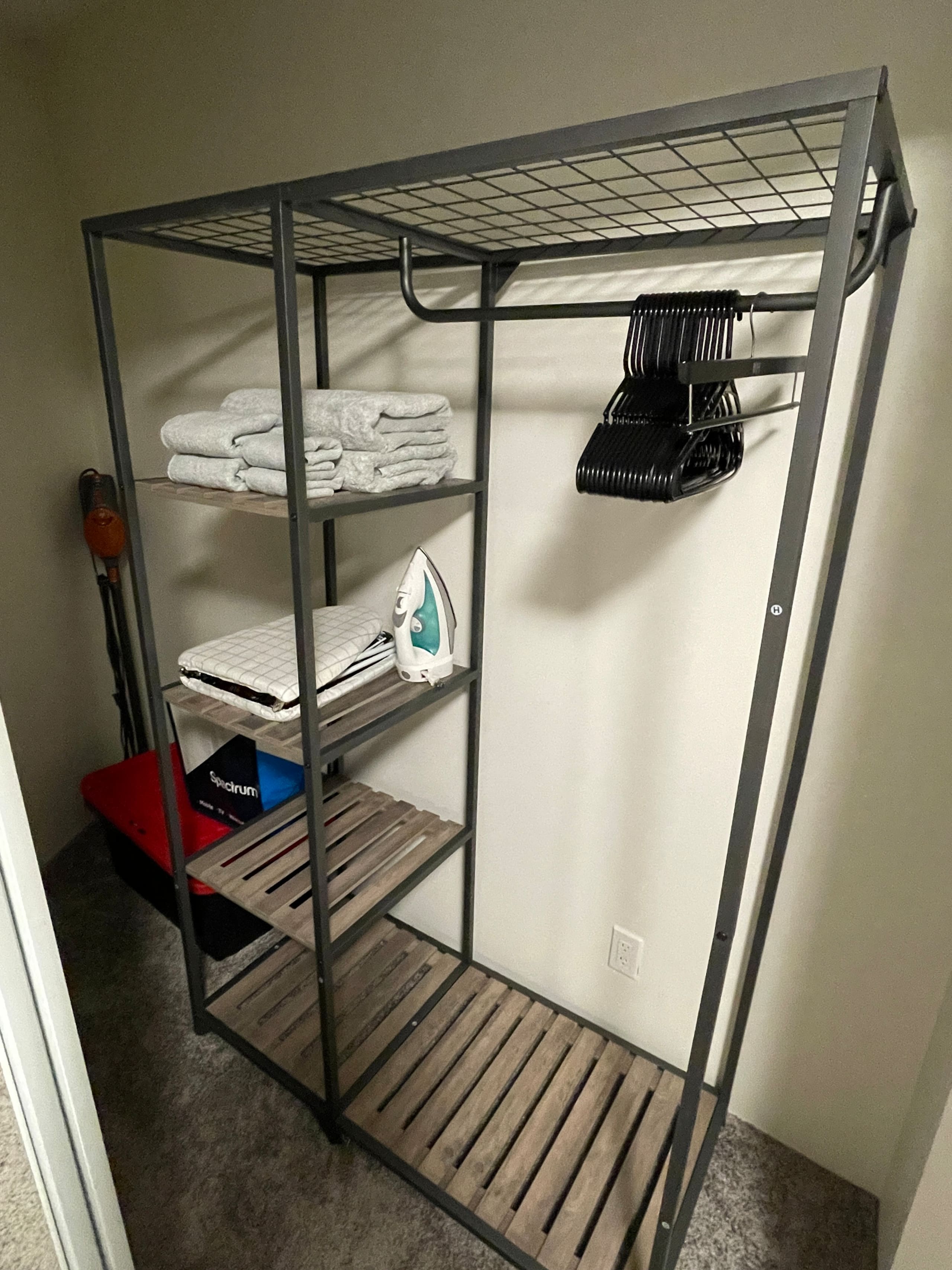 Free Parking! Convenient Studio in Downtown - Image 12