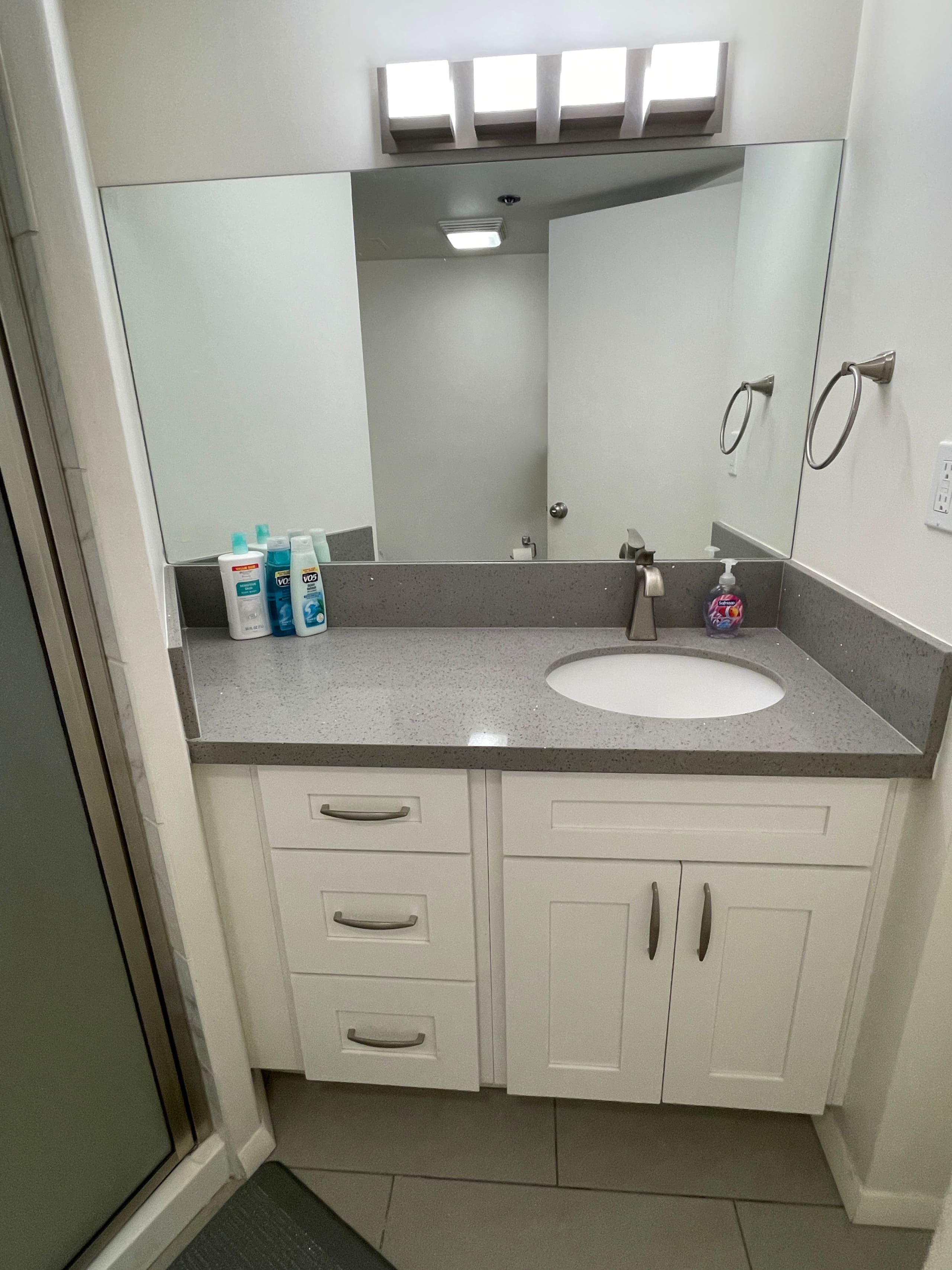 Free Parking! Convenient Studio in Downtown - Image 8