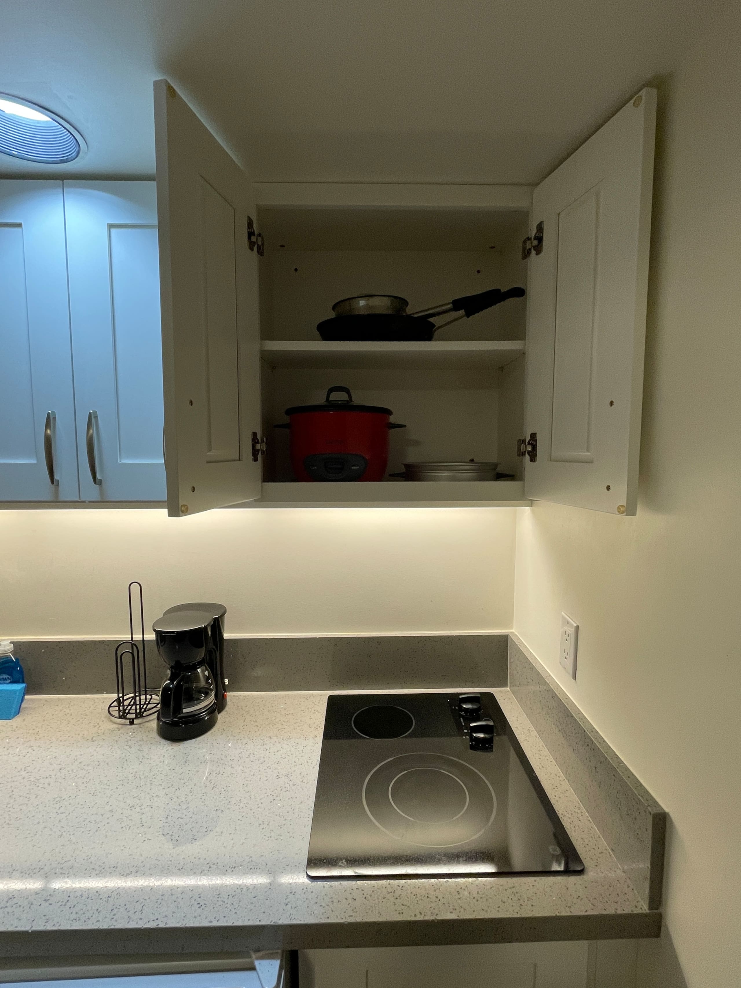 Free Parking! Convenient Studio in Downtown - Image 6