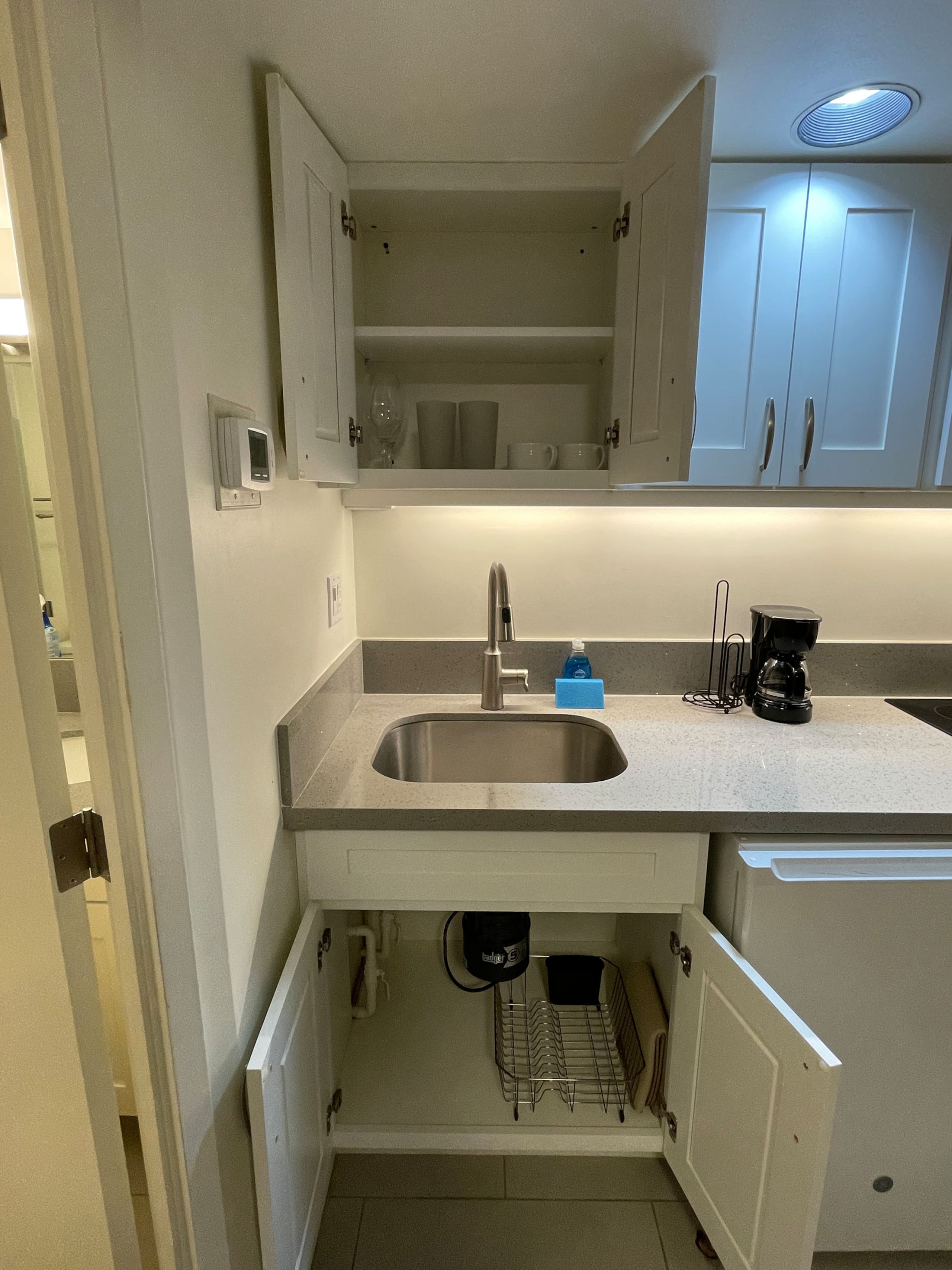 Free Parking! Convenient Studio in Downtown - Image 5