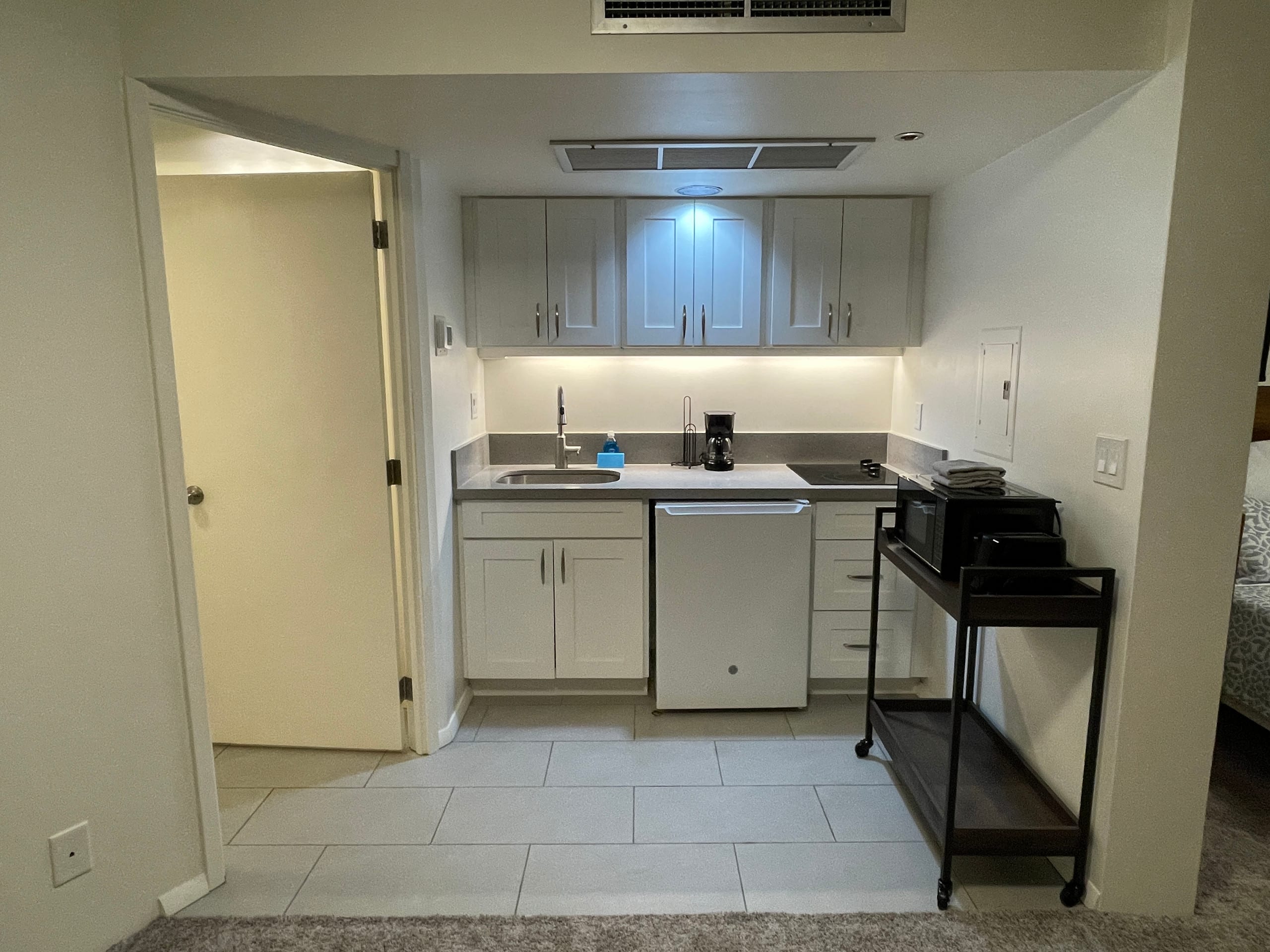 Free Parking! Convenient Studio in Downtown - Image 3