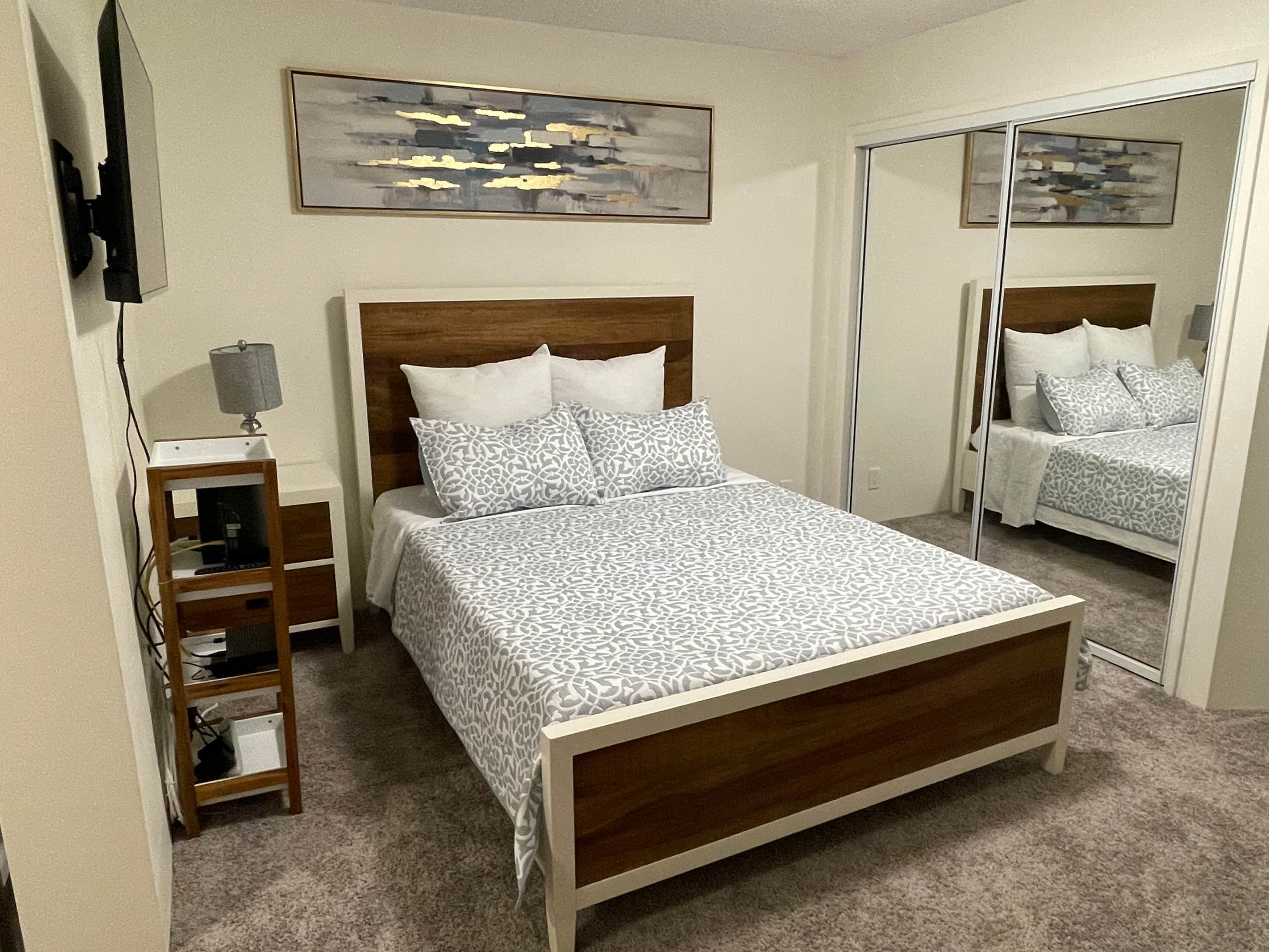 Free Parking! Convenient Studio in Downtown - Image 1