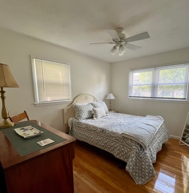 Spavaća soba s bračnim krevetom i starinskom komodom, krevetom, ljuljačkom i prekrivačem za krevet 