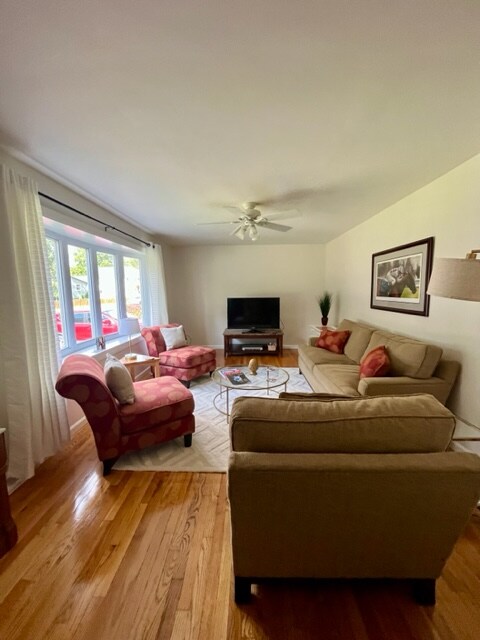 pogled na dnevni boravak iz ulaznog hodnika