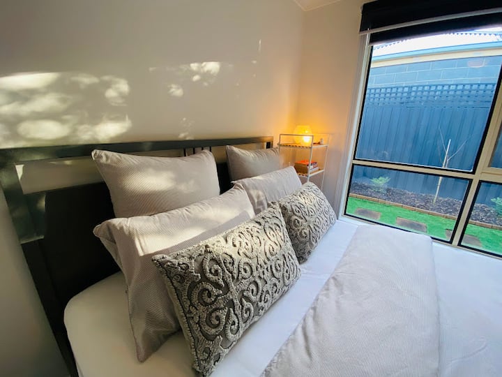 Საძინებელი 2 - საწოლი 152 × 203 სმ