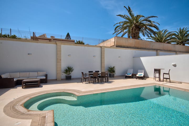 Extravagant Villa With Jacuzzi And Pool - Malta