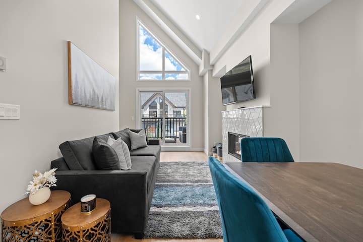 แปลนห้องแบบเปิดโล่งสำหรับห้องครัวและพื้นที่นั่งเล่นพร้อมหน้าต่างบานใหญ่ที่ให้แสงธรรมชาติส่องเข้ามามากมาย