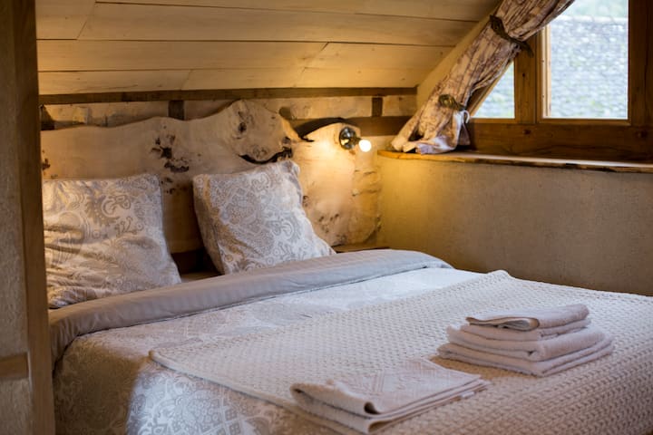  La habitación tiene una cama de 160 por 200 (ropa de cama incluida) con un magnífico cabecero, mesitas de noche de madera.