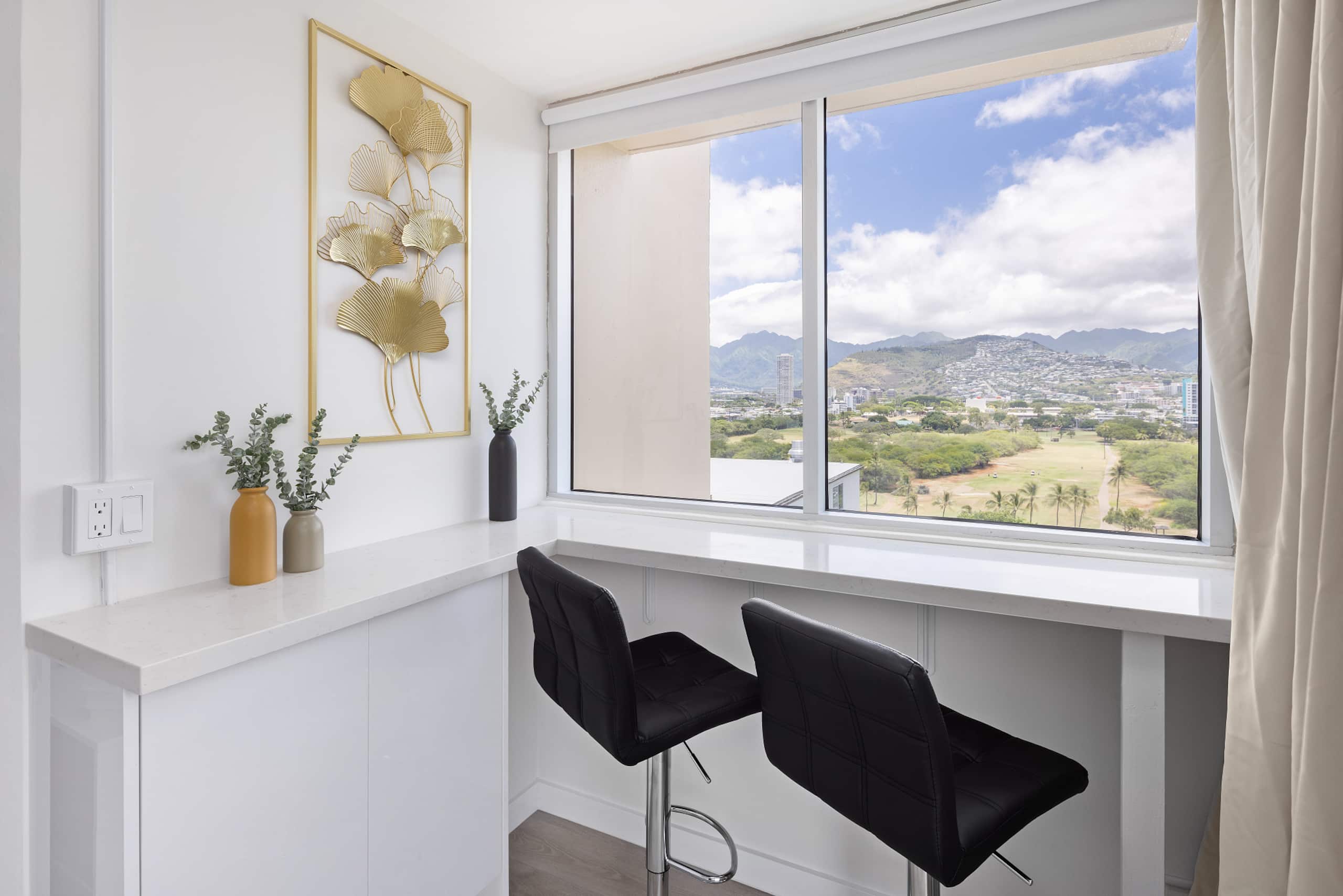 Rare Corner Modern Studio at Heart of Waikiki 11F - Image 1
