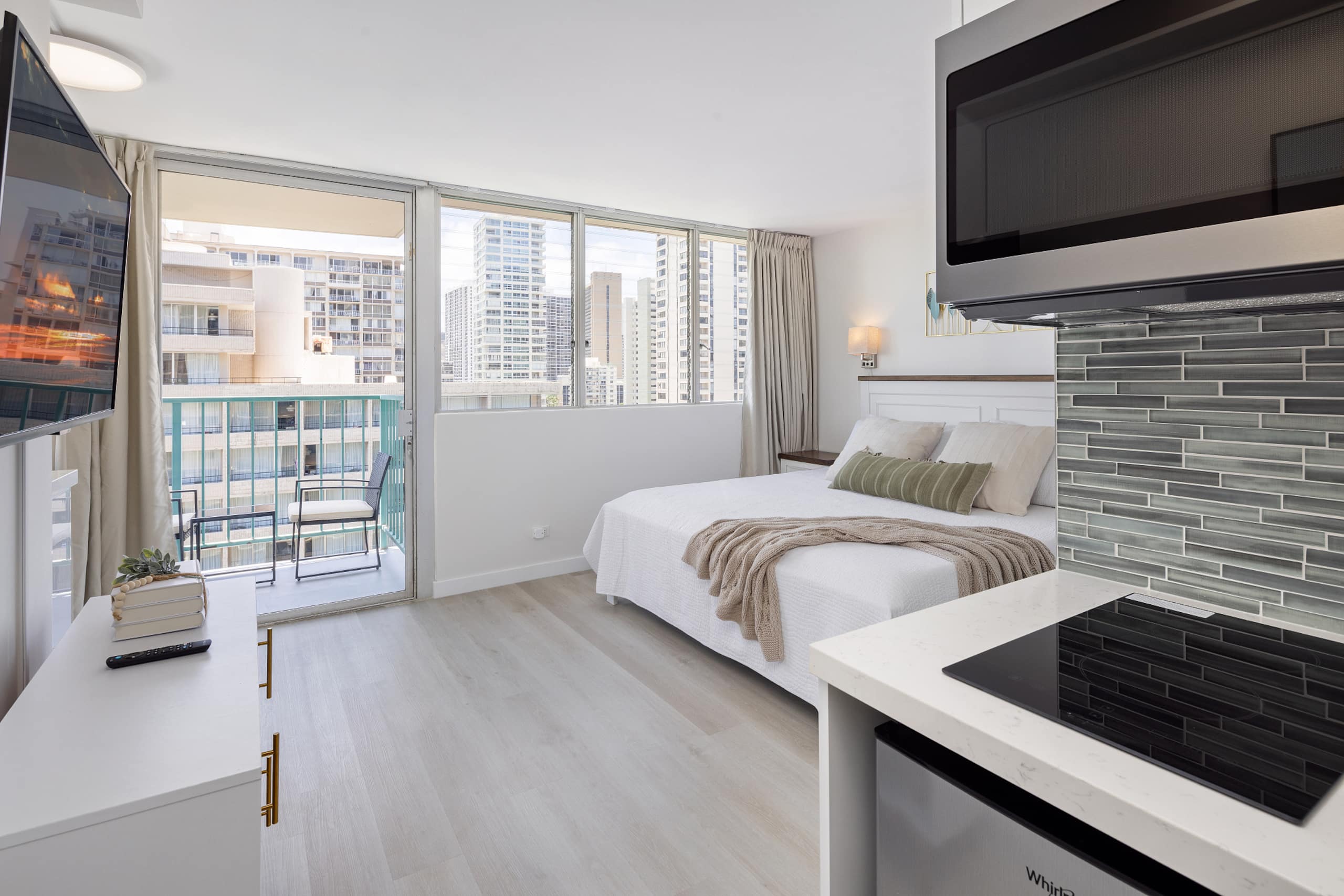 Rare Corner Modern Studio at Heart of Waikiki 11F - Image 9