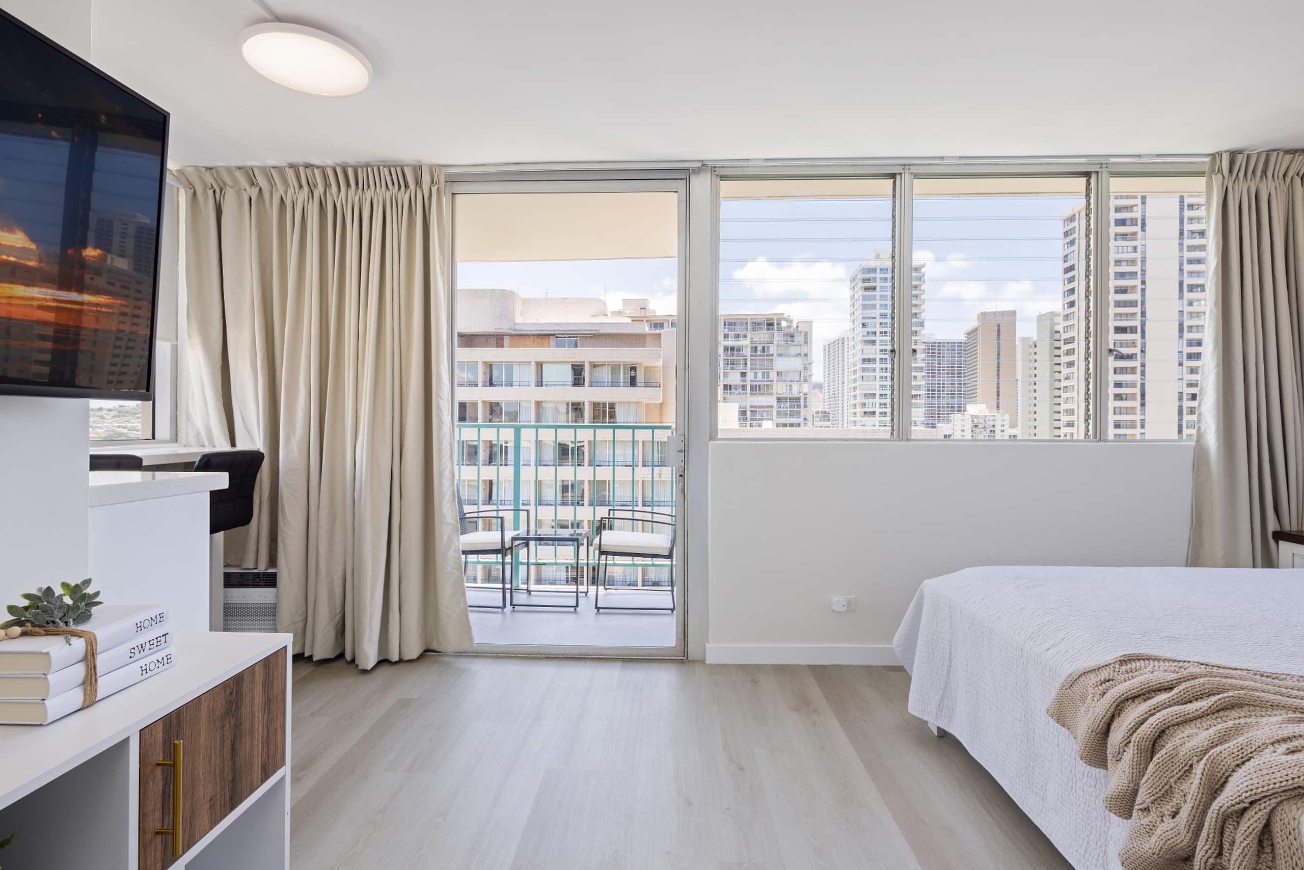 Rare Corner Modern Studio at Heart of Waikiki 11F - Image 8