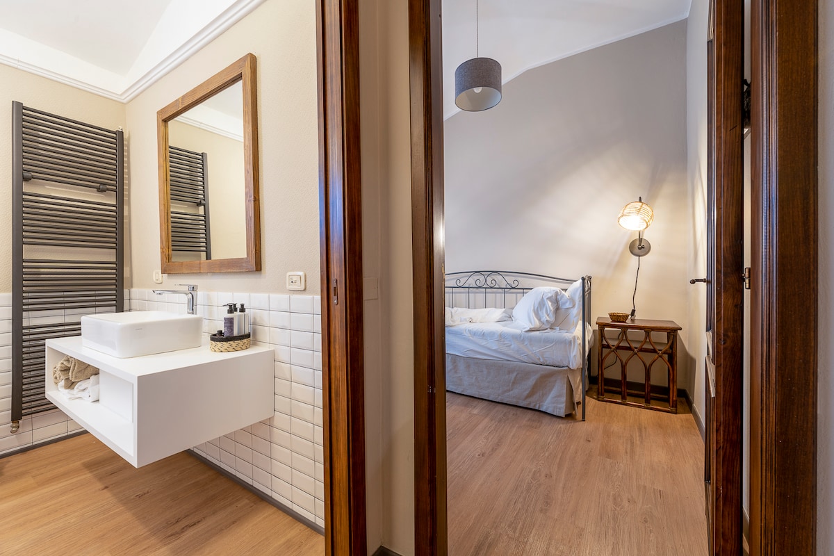 单人房，地板上有浴室