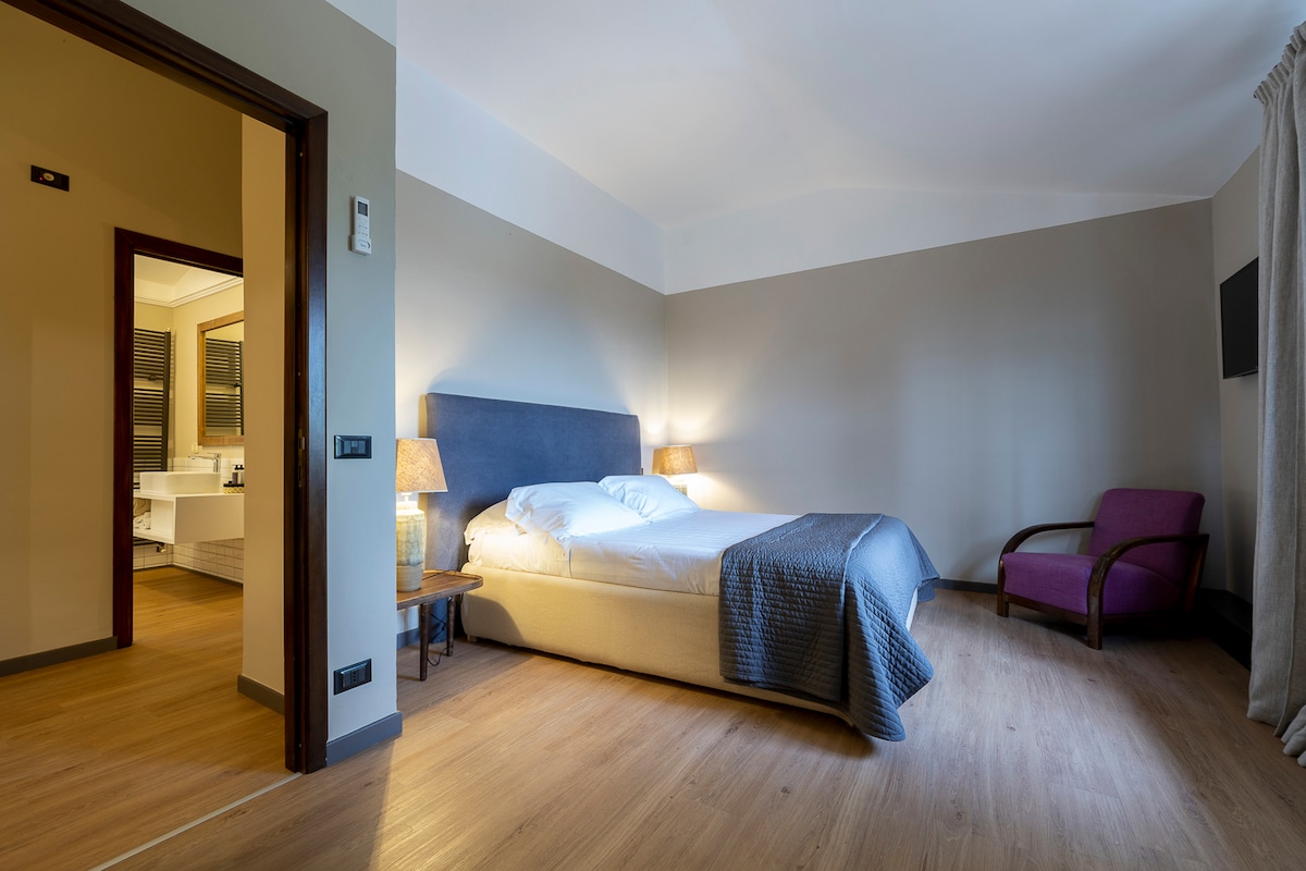 双人房，地板上有浴室