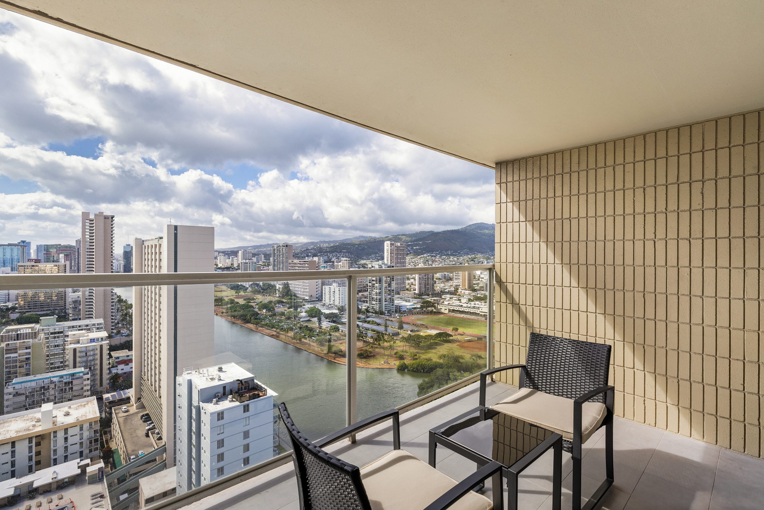 32FL Central Waikiki Queen Condo &Ala Wai view - Image 6