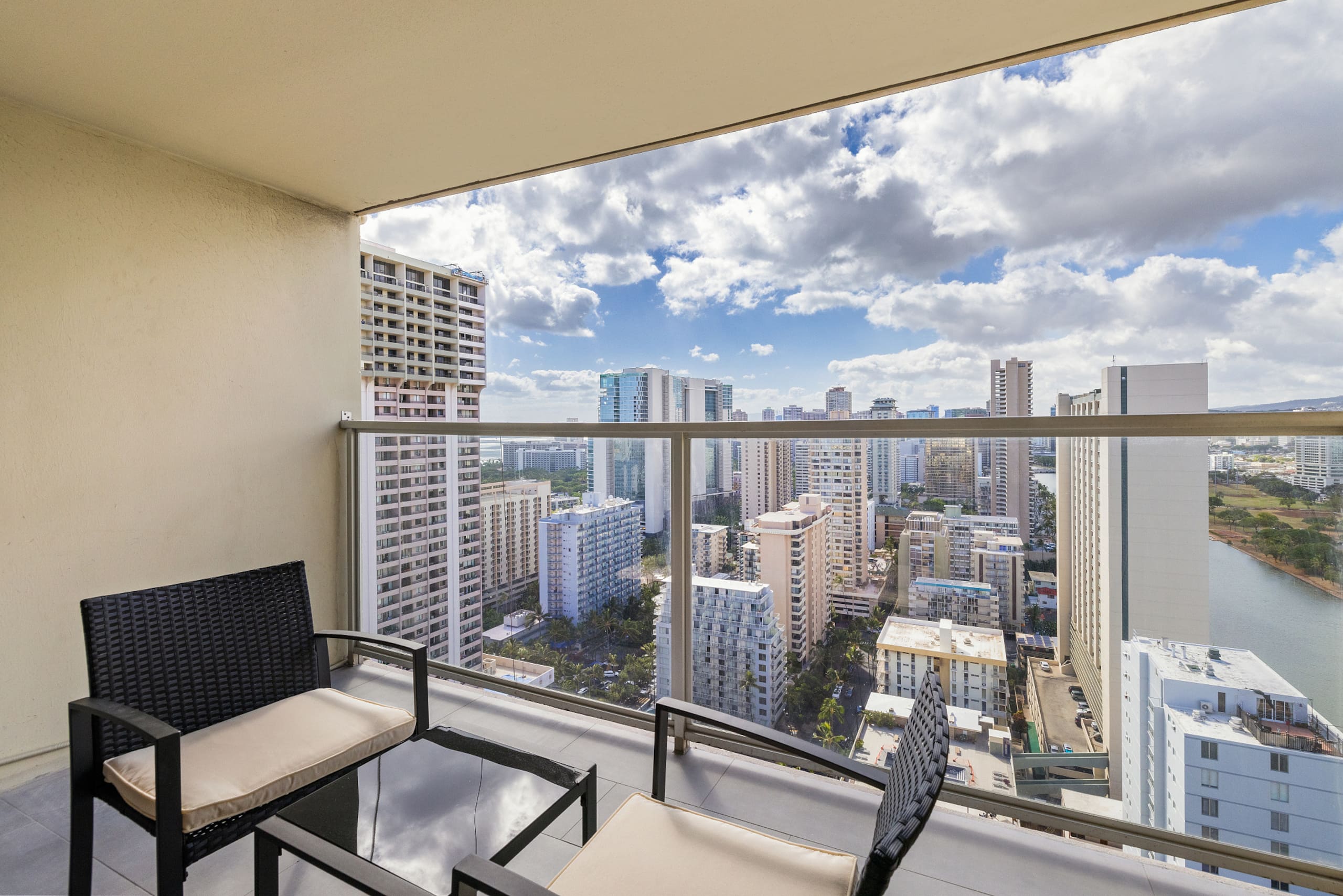 32FL Central Waikiki Queen Condo &Ala Wai view - Image 5