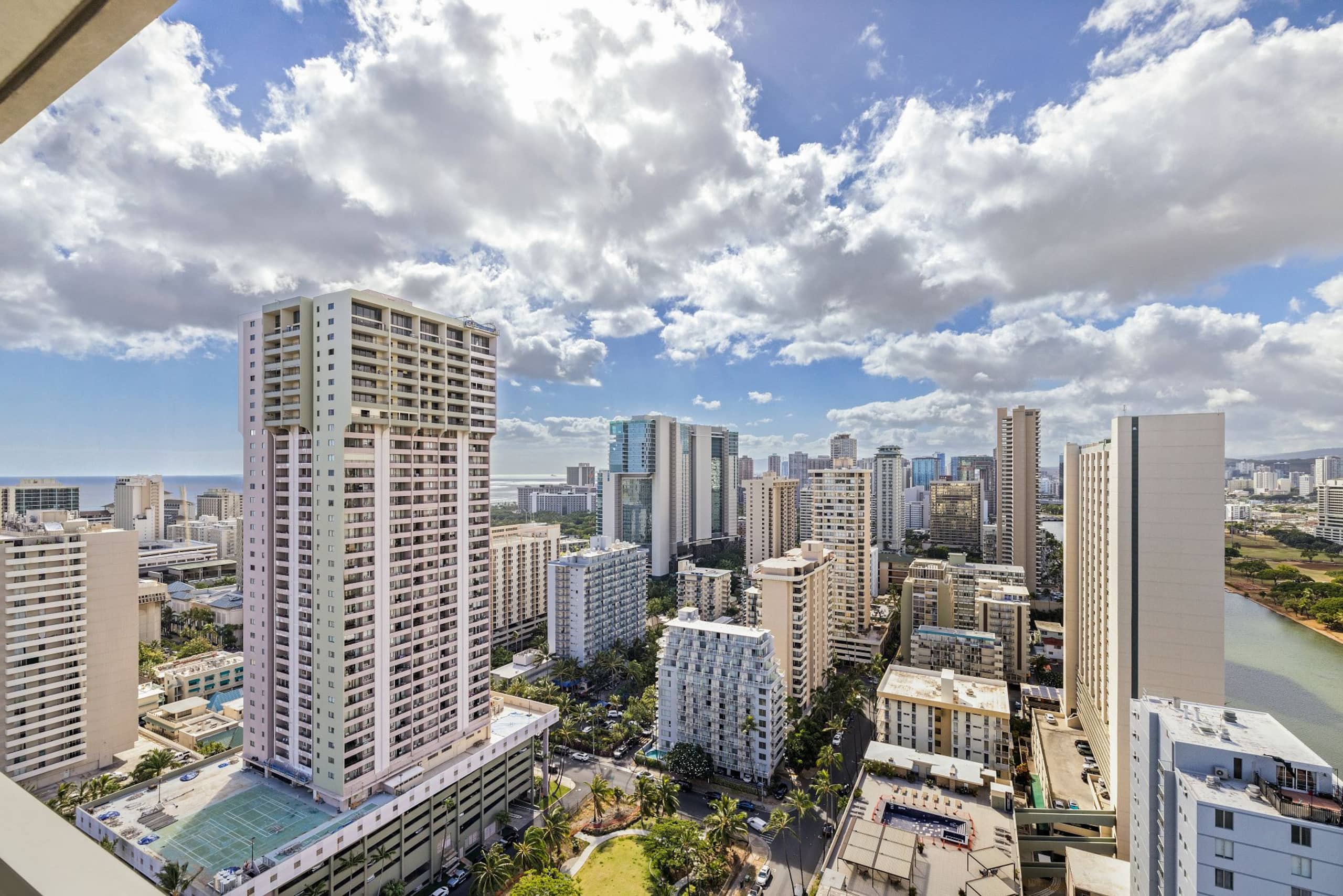32FL Central Waikiki Queen Condo &Ala Wai view - Image 3