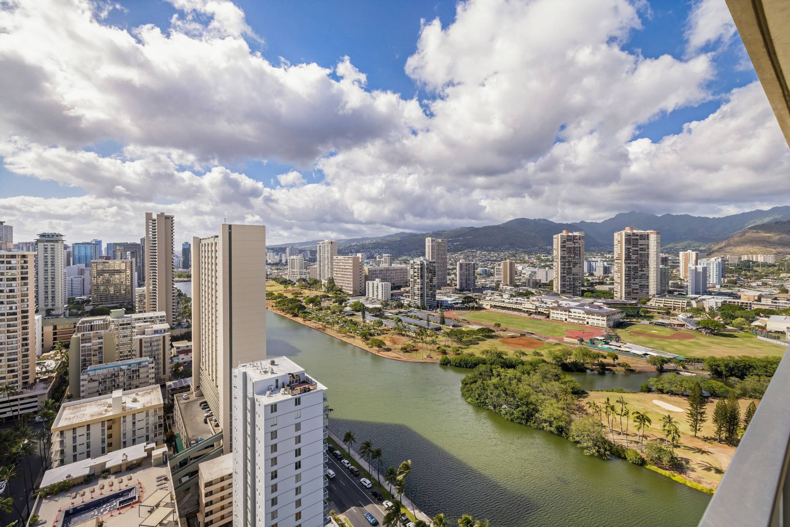 32FL Central Waikiki Queen Condo &Ala Wai view - Image 4